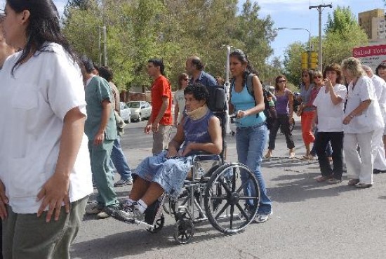 En la marcha de ayer hubo algunos enfermos en sillas de ruedas y otros ayudados con bastones. 