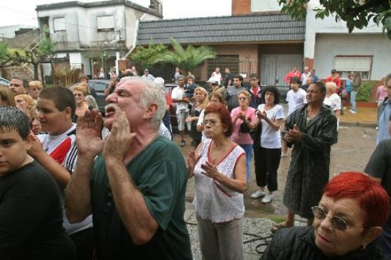 Cientos de vecinos de Lomas del Mirador pidieron respuestas a las autoridades. 