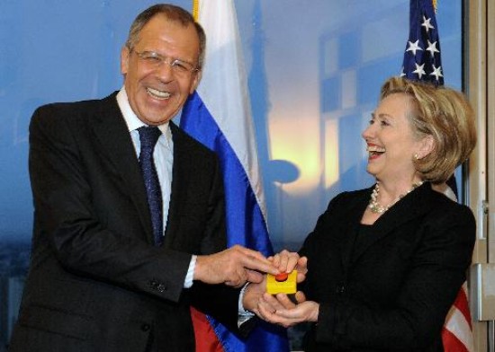 Como prueba de querer romper definitivamente con el pasado, Clinton empez su reunin con Lavrov ofrecindole un gran botn rojo alrededor del cual haba escrito en ruso y en ingls 
