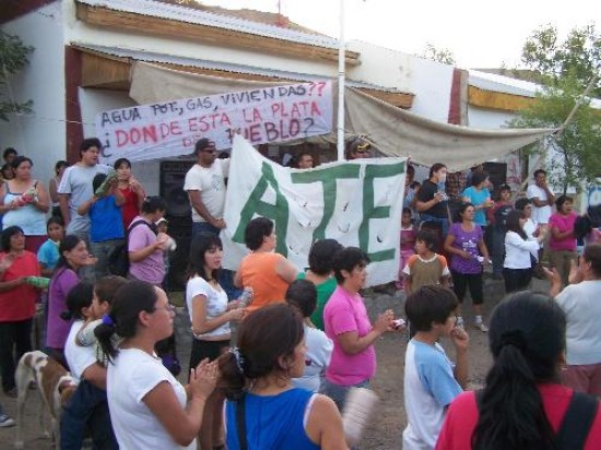 La pueblada que tuvo lugar frente a la municipalidad de Las Coloradas. 