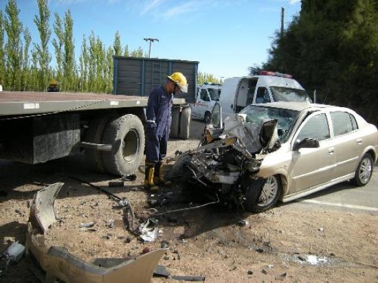 El accidente de ayer dej al conductor del Astra internado en el hospital. El trnsito por la calle rural es cada vez ms fluido. 