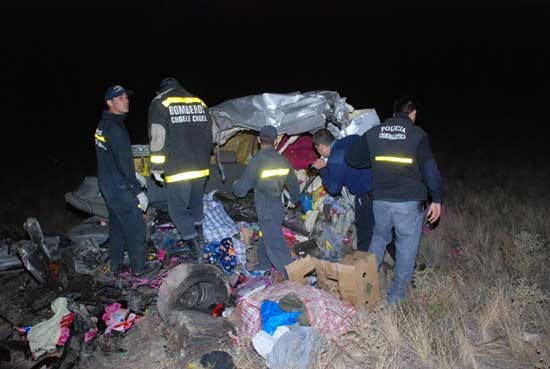 La camioneta furgn qued totalmente destruida. Sus dos ocupantes murieron en el acto. (Foto de Daniel Agostinelli)