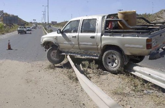 As qued la camioneta Toyota Hilux de una empresa de la zona luego de perder el control y estrellarse contra el guardarrail central de la multitrocha de la ruta 7, en el norte de la capital neuquina. El vehculo, patente ESA837, que pertenece a la firma Aline, termin en esa extraa posicin, a escasos 50 metros de la rotonda de la calle Doctor Ramn. (AN) 