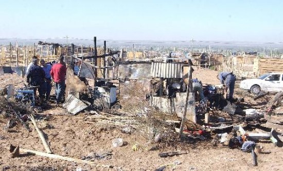 Lo ms comn es rociar la precaria vivienda con algn combustible o encender un montculo de papel en una de sus esquinas. 