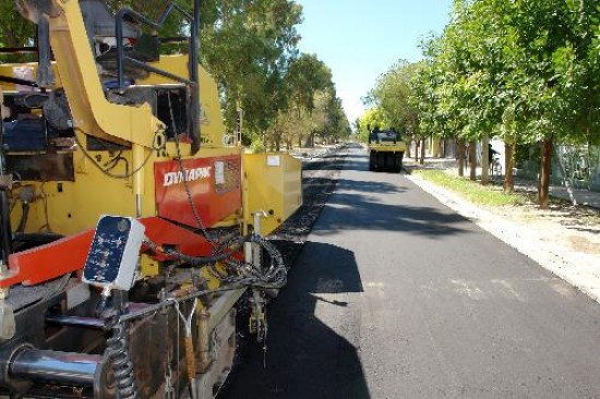 La esperada obra del asfalto en la calle Colombia se inaugur el viernes en la noche. 