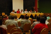 Representantes de las asociaciones de bomberos y autoridades del Ministerio de Gobierno debatieron ayer en la sede del ACA. 