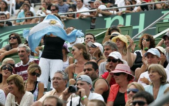 La gente del tenis disfrut con el dobles criollo. 