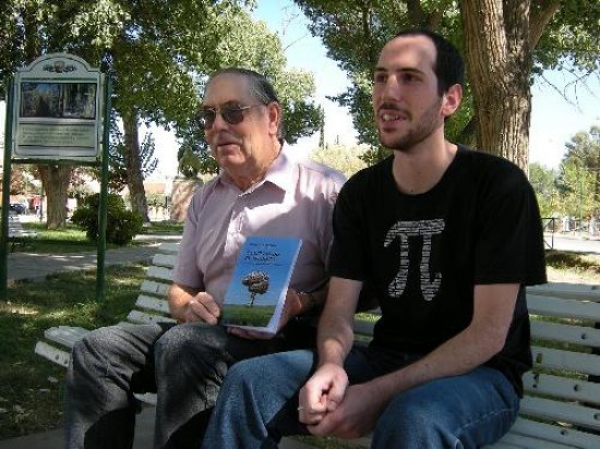 Hctor San Segundo con su libro recientemente publicado y su hijo Luciano. 