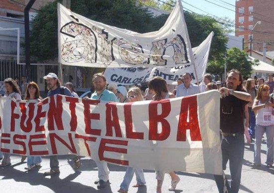 La conducción del sindicato entró a la Gobernación y entregó una petitorio. (Foto: Gabriel Oyarzo/AN).