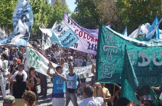 Los docentes neuquinos caminaron hasta la Gobernacin y all permanecieron varias horas. 