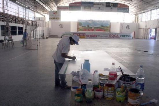 Los operarios municipales trabajan a todo ritmo para terminar con las obras en el polideportivo del Club Lamarque. 