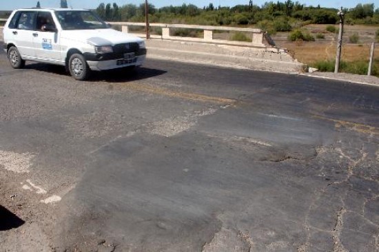 Adems, una de las barandas del puente est quebrada. 