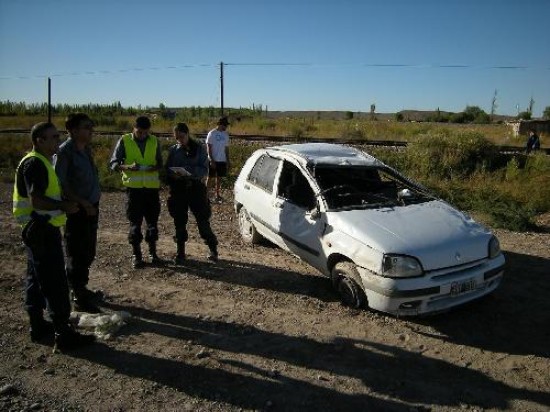 El Clio roz a otro vehculo y sali de la Ruta 65. Qued a cinco metros de las vas. 