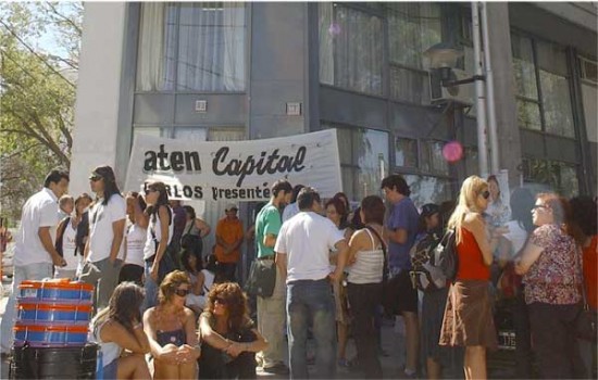 Docentes se manifestan frente a tribunales. (Foto: Gabriel Oyarzo/AN).