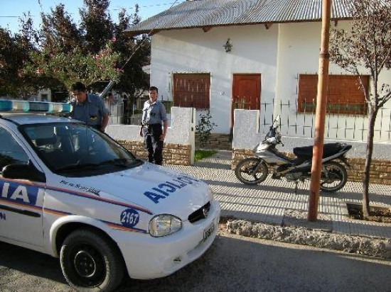 Al escapar, los ladrones dejaron la moto frente a la vivienda. 