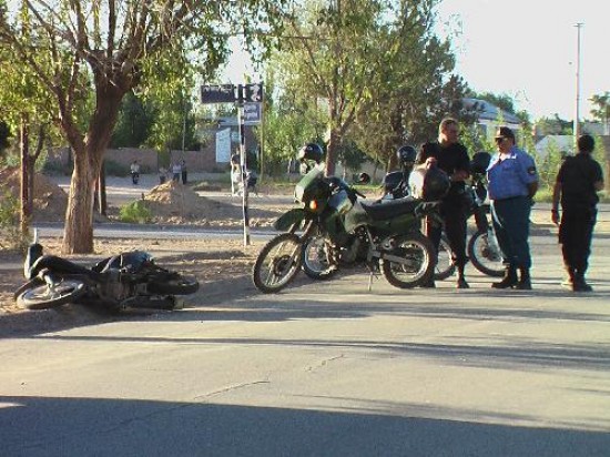 Los asaltantes abandonaron el ciclomotor tras caerse en la calle. 