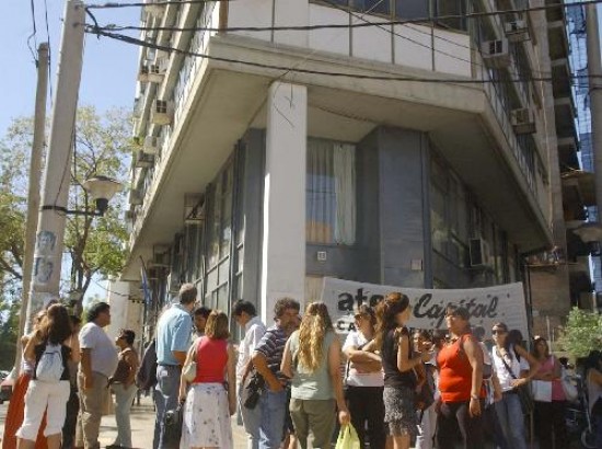 Unos 300 manifestantes se agruparon ayer frente a los tribunales. 