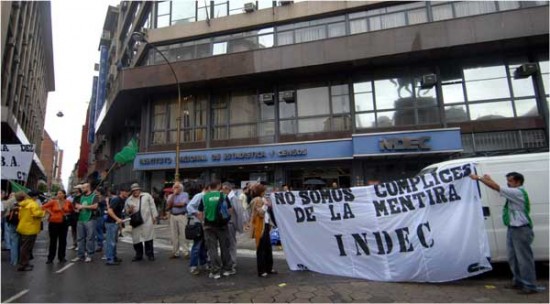 Trabajadores del INDEC se manifestaron una vez más ante el anuncio de la inflación. (Foto: DyN).