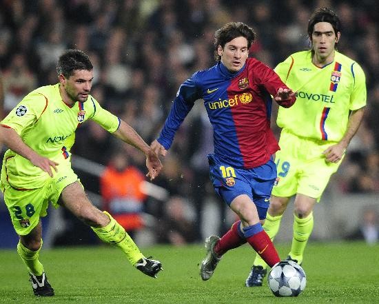 Messi encara hacia el rea del Lyon previo a su gol maradoniano, el tercero del 