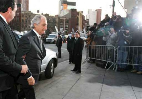 El financista llega a los tribunales. (foto AP)