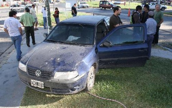 El Volkswagen Gol se descontrol en la rotonda y golpe a los jvenes. 
