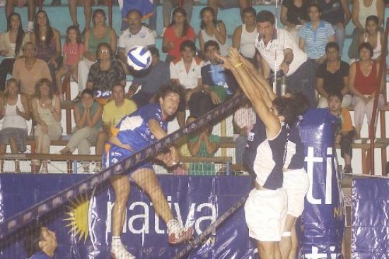 Leonardo Patti, el sostn anmico de un grupo que siempre consigue ser protagonista en el voley nacional. El brasileo Wallace es la principal arma de ataque de Bolvar, el bicampen. 