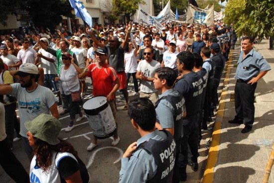 La movilización docente pasa frente a una importante custodia policial. (Foto: Marcelo Ochoa/AV).