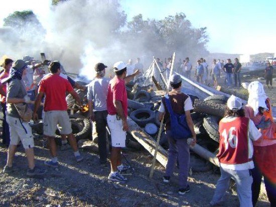 Los docentes de un lado y los camioneros del otro, con las gomas de por medio. Minutos ms tarde los transportistas quemaron las cubiertas. 