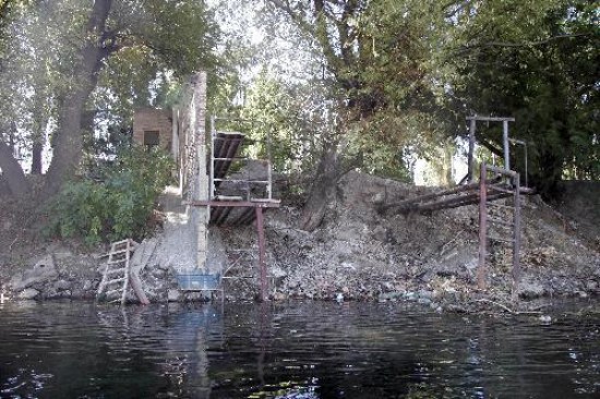 La Residencia de la Costa, que es la casa oficial del gobernador, tambin ocupa el camino junto al ro con algunas construcciones. Un paisaje comn que se observa desde el Limay: privados que impiden el paso. El personal de Defensa Civil municipal organiz una bajada por el ro. 