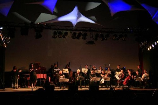 En el cierre debut la orquesta de la VIII Cumbre del Tango, integrada por 30 msicos de distintas nacionalidades. El maestro Nstor Marconi toc con su cuarteto y dirigi el concierto de la orquesta de la Cumbre. 