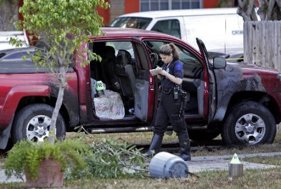 El asesino se quit la vida en su camioneta Toyota. 