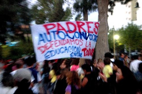 Los padres se autoconvocan y reclaman soluciones para el conflicto de los docentes rionegrinos. 