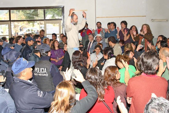 El secretario general de Unter, Facundo Vidal Domínguez, intenta hablar (Foto Eugenia Gartner)