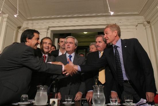 El enviado de Macri, Federico Pinedo, Sol y De Narvez sellan el acuerdo para que sus 34 diputados voten contra el texto oficial. 