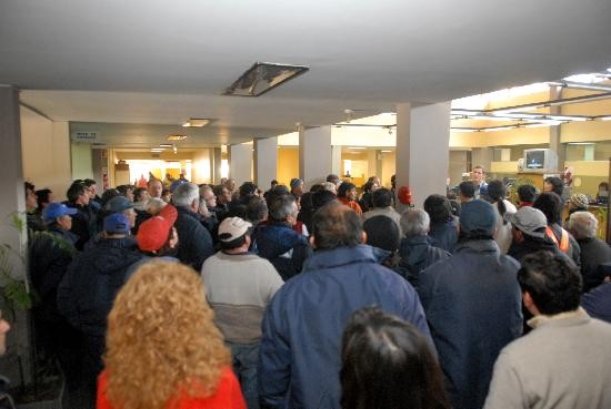 Los empleados de la comuna roquense volvieron a reunirse en el hall central del municipio para analizar la propuesta del Ejecutivo. 