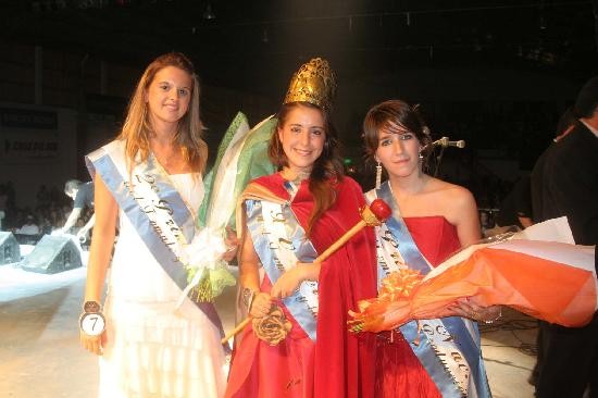 Marina Lpez, la nueva reina, secundada por Silvina Bonavitta y Natalia Ximena Lezcano. 