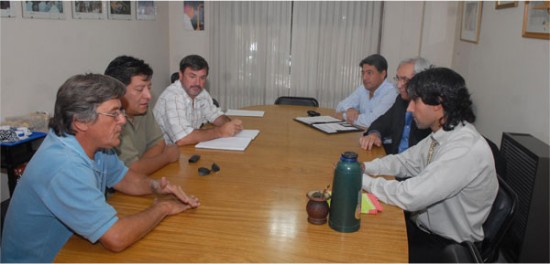 Dirigentes de Unter junto a los representantes del gobierno provincial. (Foto: Cesar Izza/AR).