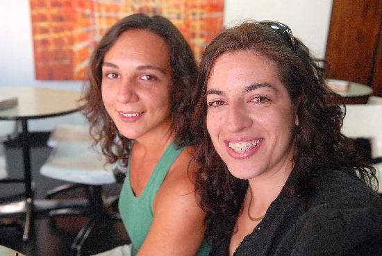 Las actrices María Celeste Sánchez y Mariana Corral, en la piel de Rosita y Berta. 