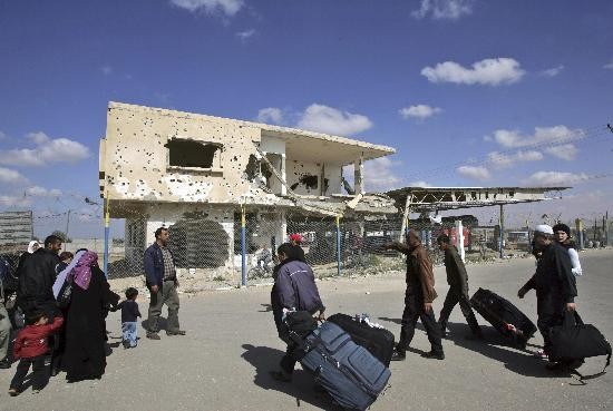Los palestinos retornan de a poco a Gaza. 
