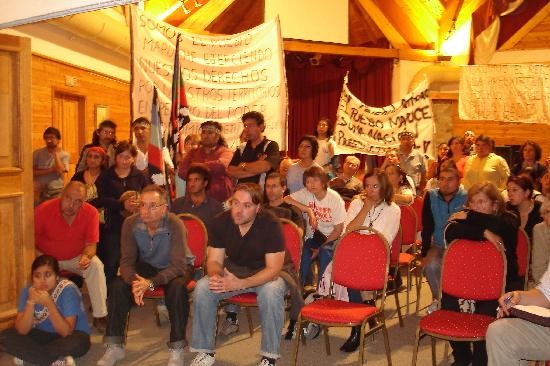 Tras la sesin de la Convencin, los mapuches se enojaron porque no fue atendida su peticin como pueblo originario. 