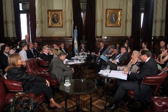 Verani (al centro), durante las discusiones en la Comisin de Asuntos Constitucionales, adelant su voto en contra. 