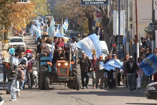 El conflicto con el campo incidirá durante la campaña. Doris Capurro: oposición descolocada. Ricardo Rouvier: contragolpe eficaz. Fraga: jugada audaz, pero arriesgada. 