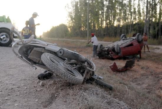 Tanto la moto como el auto resultaron destrozados por la violencia de la colisin. 