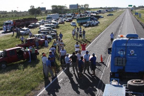 Las manifestaciones en las rutas se reprodujeron a lo largo y ancho de los sectores agrcolas. Los camioneros esperan que se levanten los cortes en Gualeguaych. 
