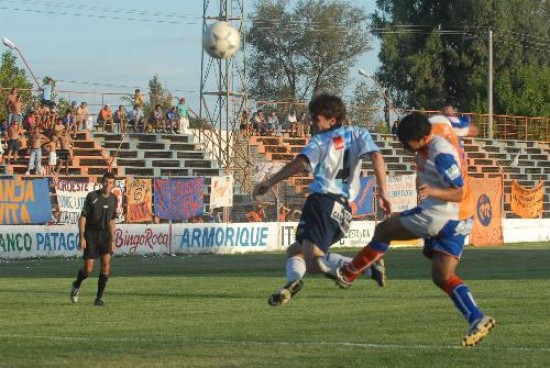 Penayo le mete la cabeza al centro de Escudero para decretar el 2-2 parcial. 