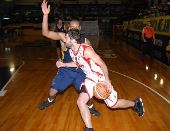 Leandro Lauro rindi bien cuando le toc entrar y tomar la base del quinteto neuquino. 