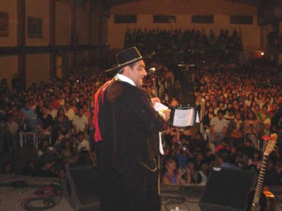 La fuerza y el carisma de Palavecino le permitieron meterse al pblico en el bolsillo. Cant a do con el intendente jacobacino. 