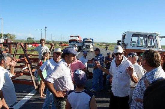 Los piquetes se suceden y son ms duros en Entre Ros, Crdoba y Santa Fe. Los productores insisten en que, con los precios actuales, las retenciones a la soja no les dan rentabilidad. 