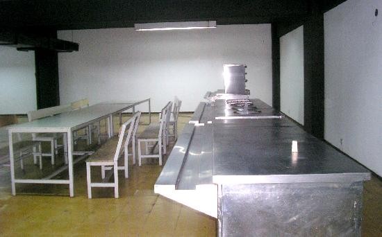 Los seis operarios chinos disponen de una amplia cocina. Una improvisada mesa de los 30 obreros argentinos. 
