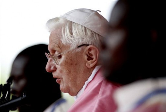 Benedicto XVI finalizó este lunes su gira por el continente africano (FOTO AP)